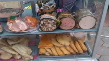 Sự thật giật mình về giò chả siêu rẻ ngập chợ