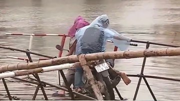 Cầu phao giữa Thủ đô, 30 phút gần chục người té ngã