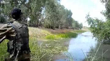 Cá sấu ẩn náu tài tình, đột kích suýt lấy mạng thợ săn