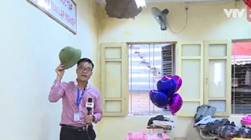 Chuyện thật như đùa: Học sinh Hà Nội đội mũ “bảo hiểm” trong... lớp học!