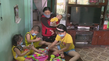 Bãi rác bốc mùi hôi thối, người dân đeo khẩu trang trong nhà