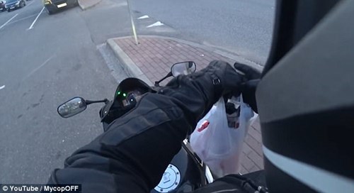Vứt túi rác giữa đường, mấy phút sau chính túi rác đó bay vào xe