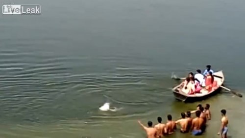 Hai thuyền cùng hàng chục người 'bất lực' nhìn người đàn ông bị chết đuối