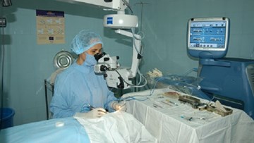 Giám đốc viện mắt không mổ vẫn ký tên hàng nghìn ca phẫu thuật