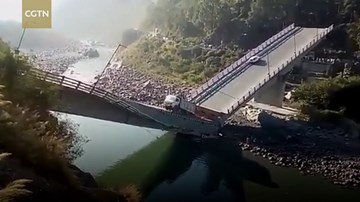 Cầu đột ngột gãy đôi, xe tải, xe con thoát chết kỳ diệu