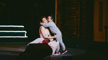 Rưng rưng hát 'Đừng hỏi em', Mỹ Tâm bất ngờ được fan nhí thơm má