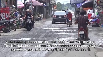 Cảnh xe máy, ô tô 'vượt chướng ngại vật' trên con đường 'nát' ở Hà Nội