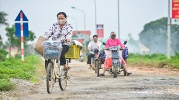 Xe máy, ô tô khổ sở 'vượt chướng ngại vật' trên con đường 'nát' ở Hà Nội