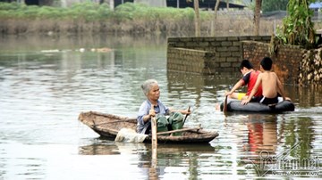 Sau 2 tuần vỡ đê Bùi, dân vẫn vật lộn sống chung với nước lũ