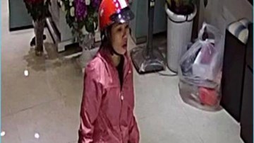Nữ quái vào cửa hàng trên phố Khâm Thiên 