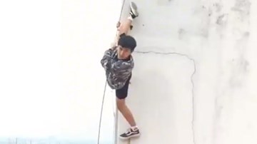 Cười ngất xem chàng sinh viên đu dây, đi catwalk trên sân thượng