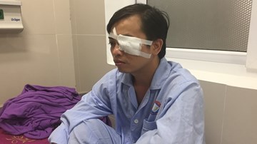 Bác sỹ bị người thân bệnh nhân đánh rách giác mạc trước cửa phòng cấp cứu