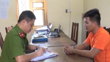 Lái xe taxi xông vào nhà dân cướp điện thoại