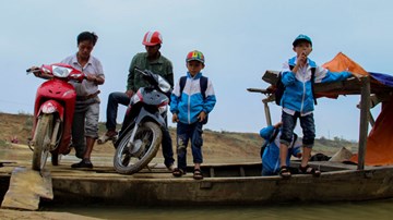 Cảnh học sinh vùng lũ ngồi đò vượt sông Ngàn Sâu đến trường