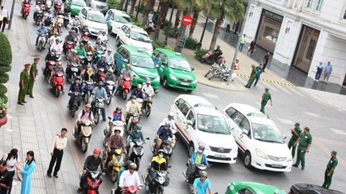 Taxi truyền thống “lột xác” để cạnh tranh
