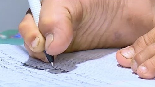 Cậu bé làm nên điều kỳ diệu từ đôi chân