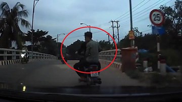 2 'trẻ trâu' lái xe máy đánh võng trêu ngươi ô tô, bị tài xế đánh nhừ đòn