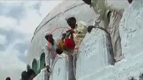 Rợn người nghi thức ném trẻ từ nóc nhà cao 10m để cầu may