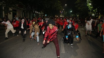 Màn nhảy flashmob theo phong cách 'thây ma' trên phố đi bộ Hà Nội