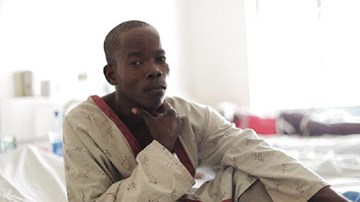 Giải thoát chàng trai có 'cậu nhỏ' lớn nhất thế giới khỏi cuộc sống bi kịch