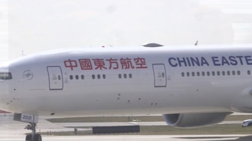 Nữ tiếp viên ngã gãy xương khi máy bay đang cất cánh