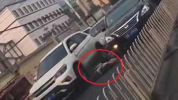 Nằm trước đầu ô tô ăn vạ, bị một ô tô khác cán qua không thương tiếc