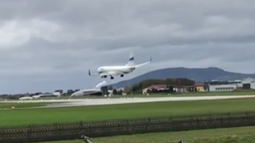 Xem máy bay cất, hạ cánh trong chớp mắt