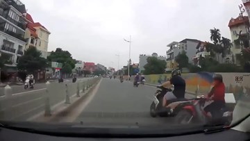 Thanh niên tạt đầu xe người khác, quay lại nhìn rồi rồ ga bỏ đi