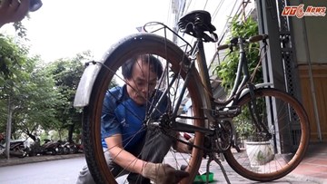 Cận cảnh chiếc xe đạp vành gỗ có tuổi đời ngang ngửa cầu Long Biên