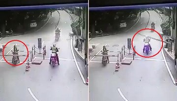 Mải ngắm gái xinh, bị barie đập trúng đầu ngã lăn ra đất