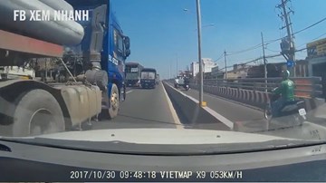 Container tạt đầu 'lạnh lùng' khiến ô tô tông thẳng dải phân cách