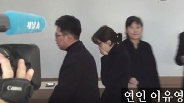 Bạn gái khóc nức nở khi nhiều nghệ sĩ đến viếng Kim Joo Hyuk