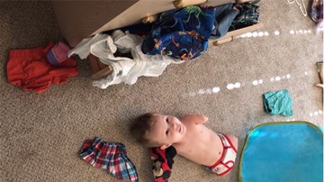 Rơi nước mắt trước hình ảnh cậu bé không chân tay tự mình cất quần áo