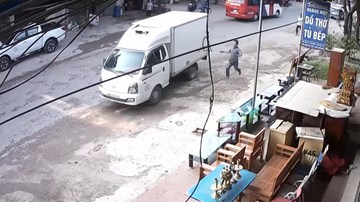 Tai nạn hy hữu: Quên khóa phanh, ô tô tải 'lạc trôi' xuống dốc