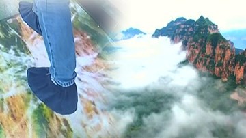 Toàn cảnh đường đi bộ trên mây, kính vỡ răng rắc dưới chân khách