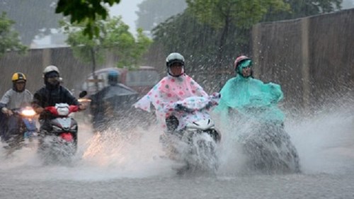 Áp thấp nhiệt đới kép áp sát Biển Đông, khả năng mạnh lên thành bão