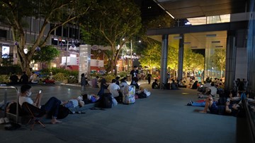 Apple Store 'bất lực' giải tán đám đông người Việt chờ mua iPhone X