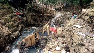 Cảnh khủng khiếp dưới chân cầu Long Biên