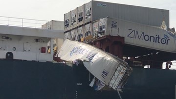 Hai tàu container tông nhau trên sông, hàng trăm người lao ra 