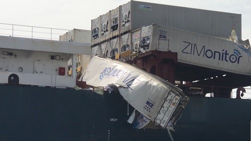 Hai tàu container tông nhau trên sông, hàng trăm người lao ra 