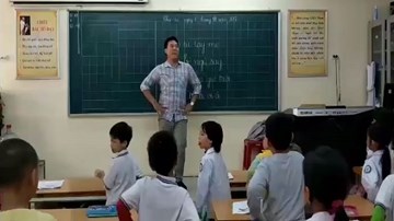 Thầy giáo vô tư múa 'Đàn gà con' cho học sinh dễ thuộc bài