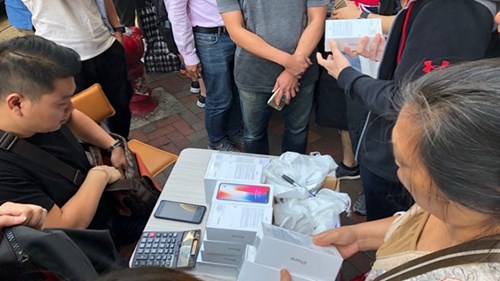 Cảnh mua iPhone X như mua rau lề đường lại xuất hiện