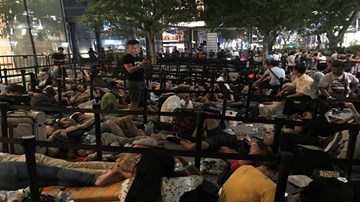 Người Việt làm thế giới ngao ngán vì la liệt xếp hàng trước Apple Store