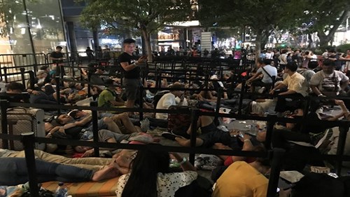 Người Việt làm thế giới ngao ngán vì la liệt xếp hàng trước Apple Store