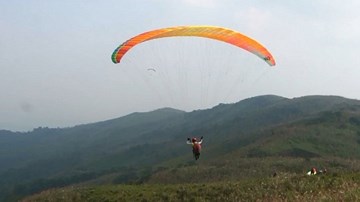 Trải nghiệm dù lượn tại điểm bay duy nhất ở Hà Nội