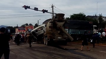 Kinh hoàng xe bồn mất phanh tông nhiều người thương vong