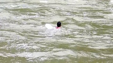 Bất chấp nguy hiểm, người dân lao mình vào lũ dữ bắt cá