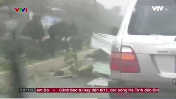 Bão số 12 càn quét Khánh Hòa, nhiều nhà dân bị đổ sập, hư hỏng nặng