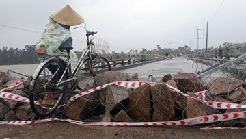 Thủy điện xả lũ, hàng trăm hộ dân liều mình qua cầu sắp sập