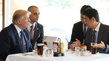TT Trump ngoại giao trên sân golf và dùng bữa tối trên bàn nướng ở Nhật Bản